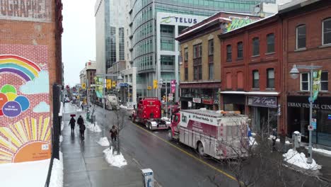 Lastwagen-Und-Demonstranten-Blockieren-Die-Straßenkreuzung-Während-Der-Anti-Impfstoff-Konvoi-Proteste-Mit-Dem-Titel-„Freedom-Convoy“-In-Ottawa,-Ontario,-Kanada-Am-30.-Januar-2022