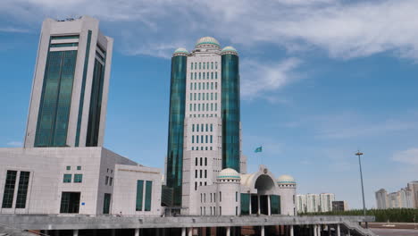 Panoramablick-Auf-Den-Präsidentenpalast-Ak-Orda-Im-Neofuturistischen-Modernen-Stadtzentrum-Von-Astana,-Panoramablick-Auf-Den-Hauptplatz-An-Sonnigen-Tagen
