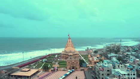 Toma-Aérea-De-Drones-En-Movimiento-Hacia-Adelante-De-Somnath-Mandir-En-Gujrat,-12th-Jyotirlinga-En-India