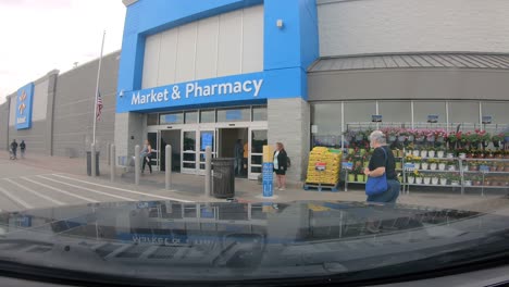 Pov-Mientras-Conduce-A-Través-De-Un-Estacionamiento-De-Walmart-En-Una-Tarde-Nublada