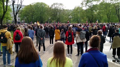Multitud-De-Personas-Contra-El-Símbolo-Soviético-En-Riga,-Marcha-De-Protesta