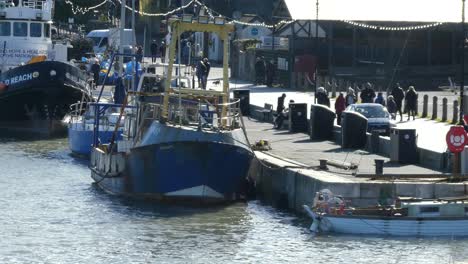 Puerto-De-La-Ciudad-Del-Castillo-Del-Mercado-Pesquero-Costero-Galés,-Barcos-Anclados-En-La-Costa