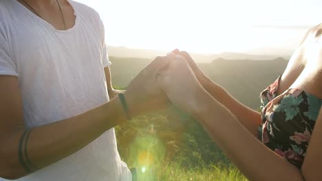 Hombres-Y-Mujeres-Jóvenes-Tomándose-De-La-Mano-De-Cerca-Durante-La-Puesta-De-Sol,-Cerrar-La-Toma-De-La-Sartén-A-La-Derecha