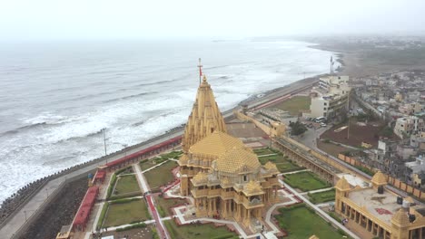 Hermoso-Tiro-Giratorio-Aéreo-Sobre-El-Templo-Somnath-Mahadev,-Gujarat,-India