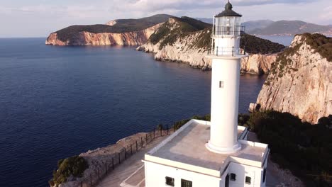 Weißer-Leuchtturm-Am-Kap-Doukato,-Lefkada,-Griechenland---Aufsteigender-Sockel