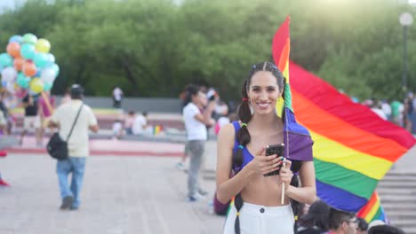 Ein-Mädchen-Mit-Regenbogenfahne-Nahm-An-Der-Lgbt-stolzparade-In-Monterrey-Teil