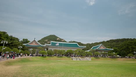 La-Gente-Disfruta-Caminando-En-La-Casa-Azul---Cheong-Wa-Dae-Antigua-Residencia-Oficial-Del-Presidente-De-Corea-Del-Sur