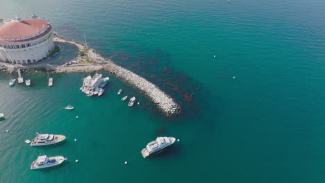 Toma-Aérea-De-La-Isla-Catalina,-Botes-En-El-Agua-Brillante-Del-Océano,-Perspectiva-De-Drones-De-Los-Botes-En-El-Puerto-Azul-Turquesa