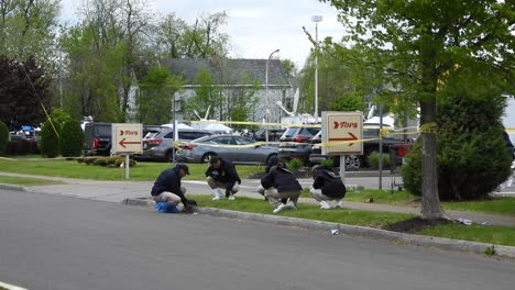 Beamte-Untersuchen-Den-Tatort-Nach-Einer-Massenerschießung-In-Einem-Büffel-Tops-Supermarkt