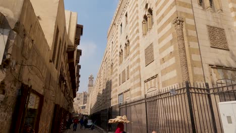 Actividad-Callejera-Y-Vista-De-La-Arquitectura-Ornamentada-De-La-Mezquita-Al-Azhar