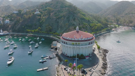 Luftaufnahme-Von-Booten-Auf-Funkelndem-Meerwasser,-Drohnenperspektive-Von-Booten-Im-Türkisblauen-Hafen-Auf-Der-Insel-Catalina