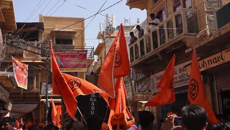 Los-Hindúes-Indios-Ondean-La-Bandera-Del-Azafrán-En-El-Desfile-Del-Día-Del-Señor-Ram-También-Llamado-Ram-Navami