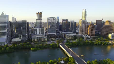 Vista-Aérea-De-Rascacielos-Modernos-En-Austin-Iluminado-Por-El-Sol,-Ee.uu.---Seguimiento,-Disparo-De-Drones