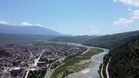 Berat,-Albania,-Esta-Ciudad-De-2.413-Años-De-Antigüedad,-Orgullo-De-La-Arquitectura-Albanesa-Que-Se-Encuentra-Bajo-La-Protección-De-La-Unesco,-Se-Encuentra-A-120-Km-De-Tirana