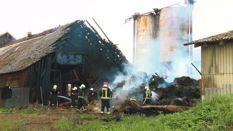 Bombero-Extingue-El-Fuego-Con-La-Manguera