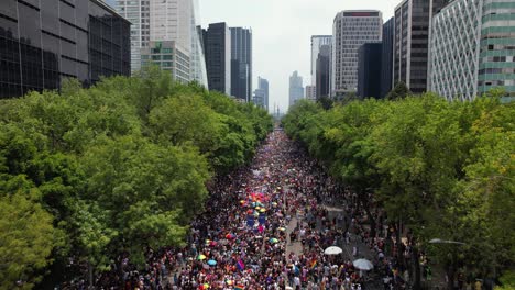 Gente-Del-Arco-Iris-Celebrando-La-Igualdad-En-El-Desfile-Del-Orgullo-Gay-Lgbtq-En-La-Ciudad-De-México---Vista-Aérea