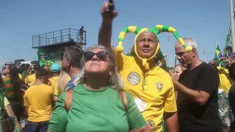 Anhänger-Von-Präsident-Bolsonaro-In-Kostümen,-Die-Fahnen-Schwenken