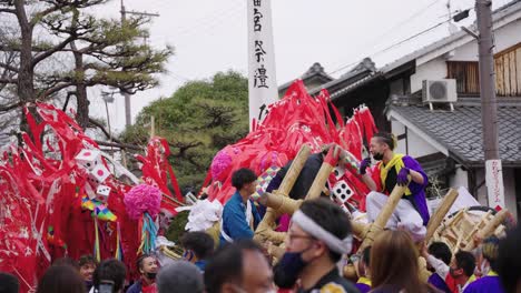 Sagicho-Matsuri-Mikoshi-Wurde-Umgeworfen,-Als-Japaner-Beim-Festival-Darauf-Kletterten