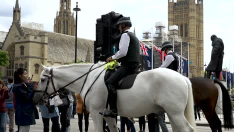 Se-Reunió-Con-La-Policía-Montada-A-Caballo-Saludando-A-Los-Turistas-En-La-Plaza-Del-Parlamento-Cerrada-En-Londres-Mientras-Toman-Fotos