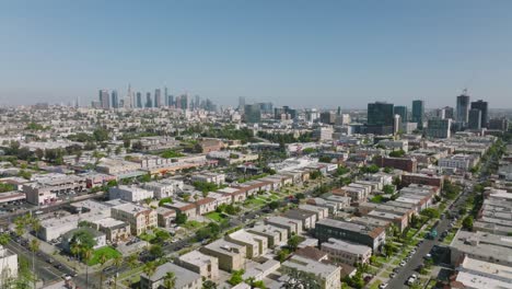 Drohnenaufnahme-Von-Apartments-In-Los-Angeles-Mit-Der-Skyline-Der-Innenstadt-Am-Horizont