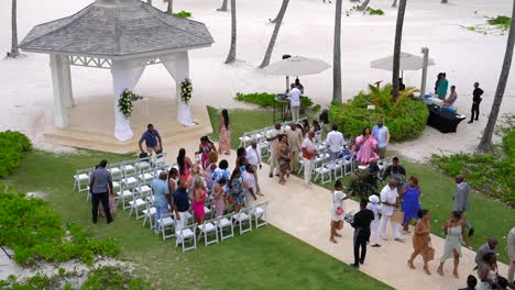 Huéspedes-Afroamericanos-En-Una-Boda-En-Un-Resort-Tropical-Caribeño