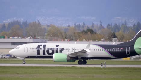 Avión-De-Bajo-Coste-De-Flair-Airlines-Rodando-Por-La-Pista-De-Aterrizaje-De-YVR