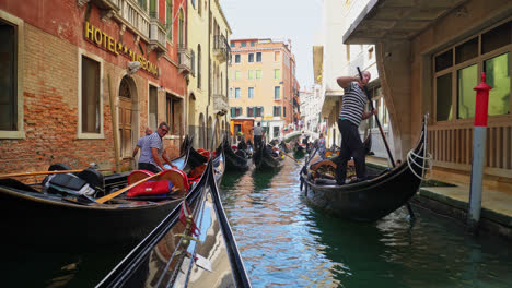 Pov-Einer-Person,-Die-Gondel-Fährt-Und-Die-Stadt-Venedig-über-Den-Kanal-In-Italien-Erkundet