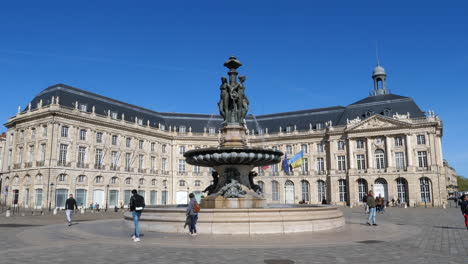 Toma-Estática-De-La-Place-De-La-Bourse-En-Un-Día-Soleado,-Burdeos,-Francia