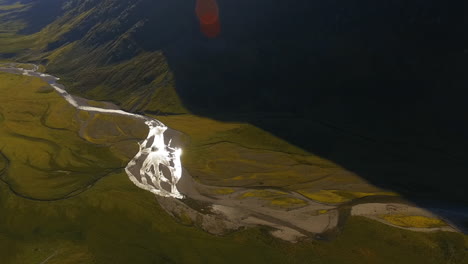 Textura-De-La-Curva-Del-Lecho-Del-Río-En-La-Vista-Aérea-De-Drones-Del-Valle-De-Escocia-Con-Sombra-De-Montaña