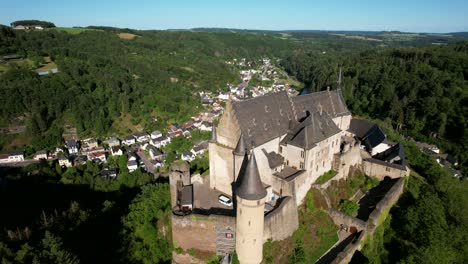 El-Castillo-De-Vianden-Se-Encuentra-En-La-Ciudad-De-Vianden,-En-El-Norte-De-Luxemburgo