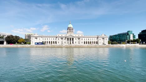 Vista-A-Través-Del-Río-Liffey-Hacia-La-Fachada-Sur-De-La-Casa-Personalizada-En-La-Ciudad-De-Dublín-En-Un-Día-Soleado-Con-Cielos-Azules