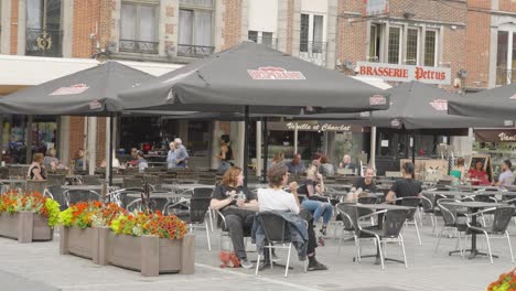 Gente-Bebiendo-Fuera-De-Un-Bar-En-El-Centro-De-La-Ciudad-De-Tournai---Antigua-Plaza-Del-Mercado-Aux-Poteries---Bélgica