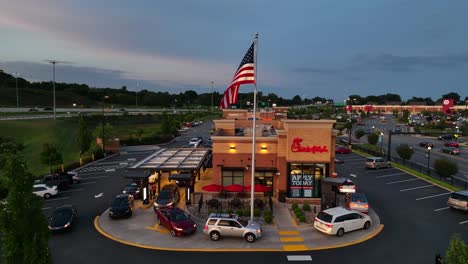 Chick-Fil-A-Drive-Through-Y-Bandera-Americana-En-La-Noche