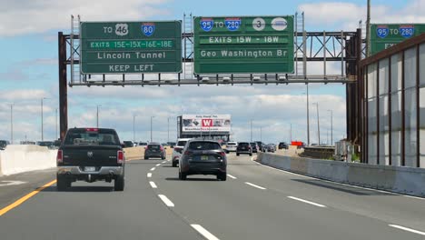 Road-signs-for-Lincoln-Tunnel-and-George-Washington-Bridge