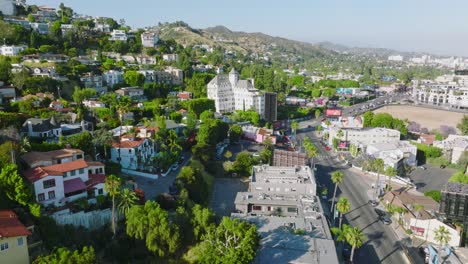 Disparo-De-Drones-Volando-Hacia-El-Hermoso-Chateau-Marmont-En-West-Hollywood-Hills-En-El-Soleado-Día-De-California