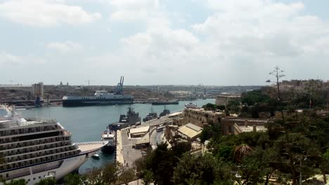 Grimaldi-Hybrides-Roro-frachtschiff-Angedockt-Im-Hafen-Von-Valletta,-Malta-Mit-Großem-Kreuzfahrtschiff-Im-Vordergrund
