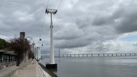 Elevación-Aérea-A-Una-Altura-De-30-Metros-Sobre-El-Río-Tajo,-Con-Vistas-Panorámicas-Del-Parque-De-Las-Naciones,-Lisboa