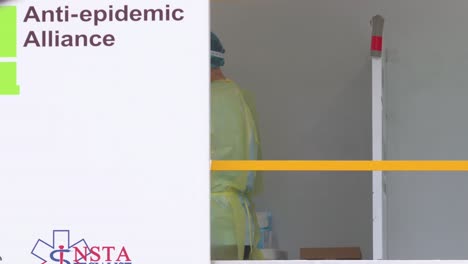 Ein-Gesundheitshelfer-Und-Ein-Bewohner-Werden-Auf-Einem-Lastwagen-Des-Gemeindetestzentrums-Gesehen,-Um-Einen-PCR-Test-Auf-Coronavirus-Zu-Erhalten,-Um-Die-Ausbreitung-Des-Virus-Und-Eine-Neue-Pandemiewelle-In-Hongkong-Zu-Bekämpfen