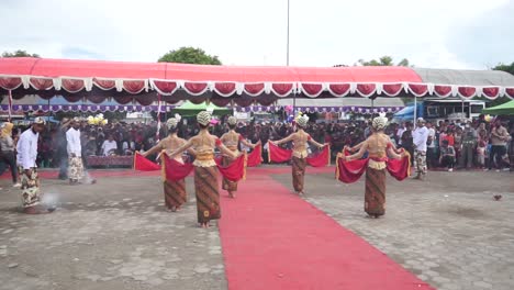 Espectáculo-De-Danza-Tradicional-En-La-Ceremonia-De-Apertura-De-La-Aldea-De-Economía-Creativa-En-La-Aldea-De-Gegesik,-Cirebon,-Java-Occidental-En---Indonesia