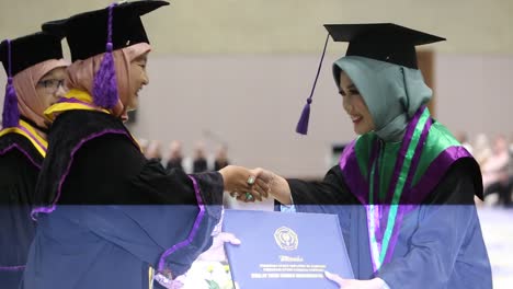 Un-Decano-Universitario-Maduro-Felicitando-A-Un-Joven-Estudiante-Por-Su-Graduación