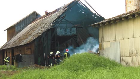 Bombero-Extingue-El-Fuego-Con-La-Manguera