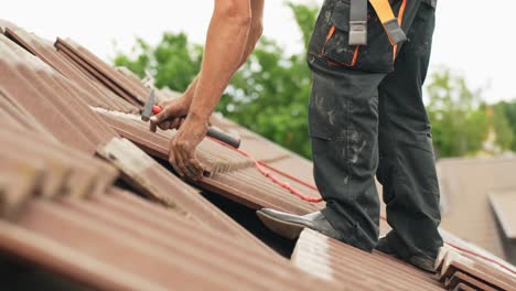 Handwerker-Repariert-Dach-Mit-Neuen-Ziegeln,-Arbeitet-In-Der-Höhe