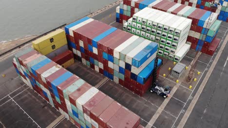 Ein-Schiffscontainer-Wird-An-Den-Docks-In-Felixstowe,-Suffolk,-Großbritannien,-Gestapelt