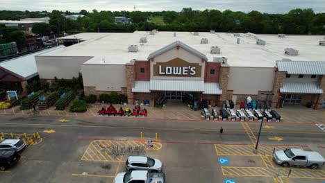 Luftaufnahmen-Des-Baumarktes-Lowes-In-Flowermound,-Texas