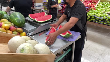 Toma-En-Cámara-Lenta-De-Sandía-Cortada-En-Una-Frutería