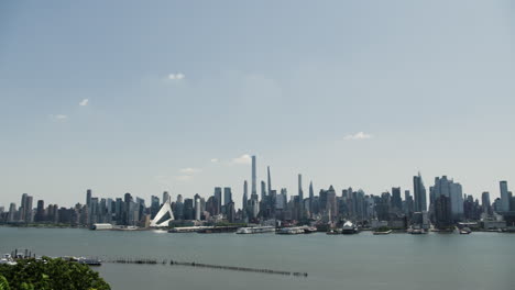 Wide-Pan-From-Upper-To-Lower-Manhattan-In-New-York-City,-U