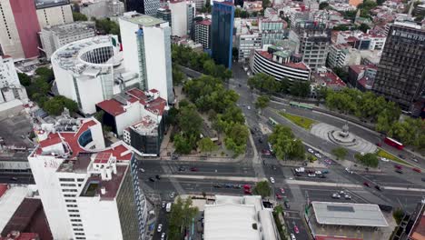 Tiro-Inclinado-Que-Revela-La-Intersección-De-Las-Avenidas-Reforma-E-Insurgentes-En-El-Centro-De-La-Ciudad-De-México-Con-Tráfico-El-Fin-De-Semana