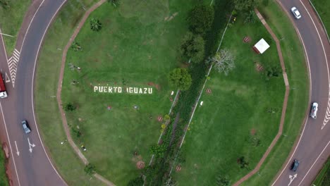Luftaufnahme-Von-Oben-Nach-Unten-Einer-Kreisverkehrkreuzung-In-Puerto-Iguazu,-Argentinien