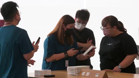 Se-Ve-A-Los-Clientes-Probando-Y-Comprando-Productos-De-La-Marca-Apple-Durante-El-Día-De-Lanzamiento-De-Los-Nuevos-Teléfonos-Inteligentes-De-La-Serie-Iphone-14-En-Hong-Kong