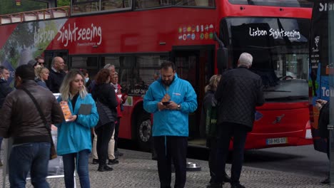 Touristen,-Die-Die-Lissabon-rundfahrt-Mit-Dem-Bus-Nehmen,-Ein-Beliebter-Service-Für-Besucher-Der-Stadt